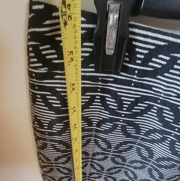 ANN TAYLOR Black & White Pencil Skirt Size 8. - Picture 3 of 5